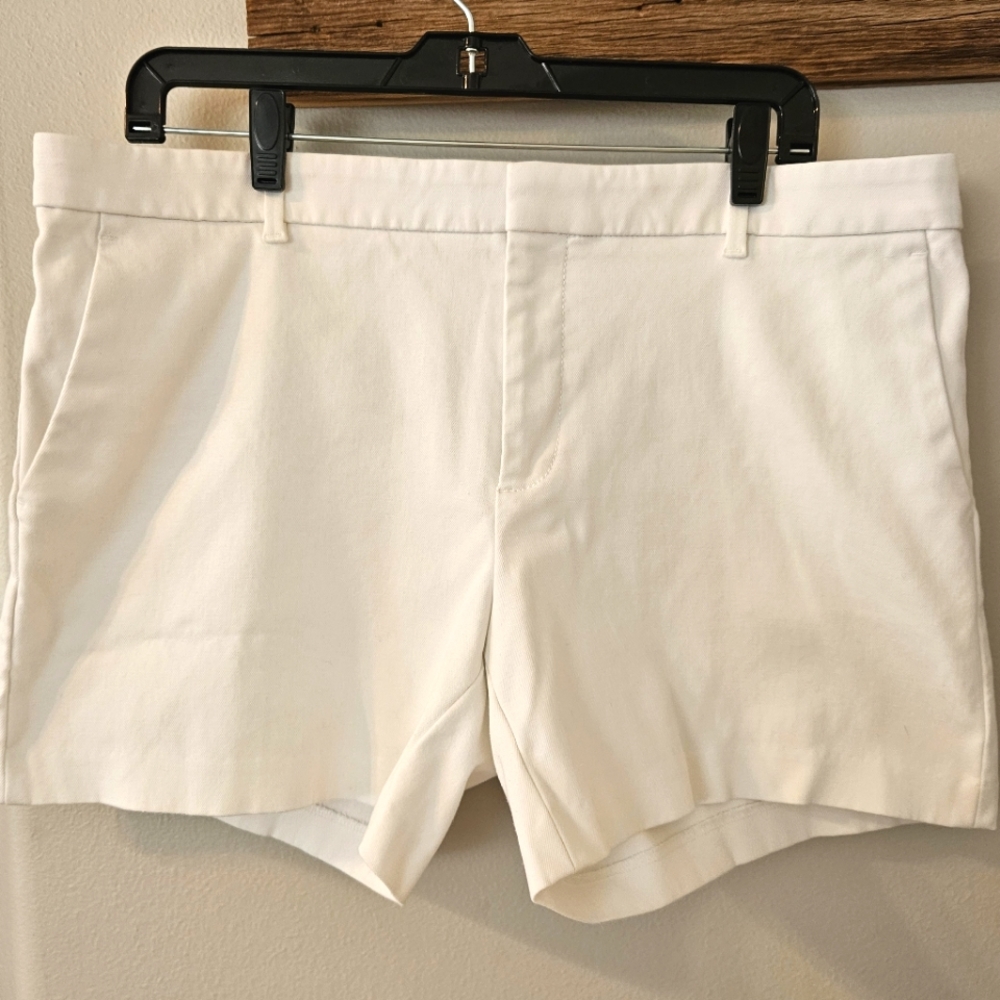 Banana Republic White Flat Front Shorts Size 12 with 4.5 Inch Inseam